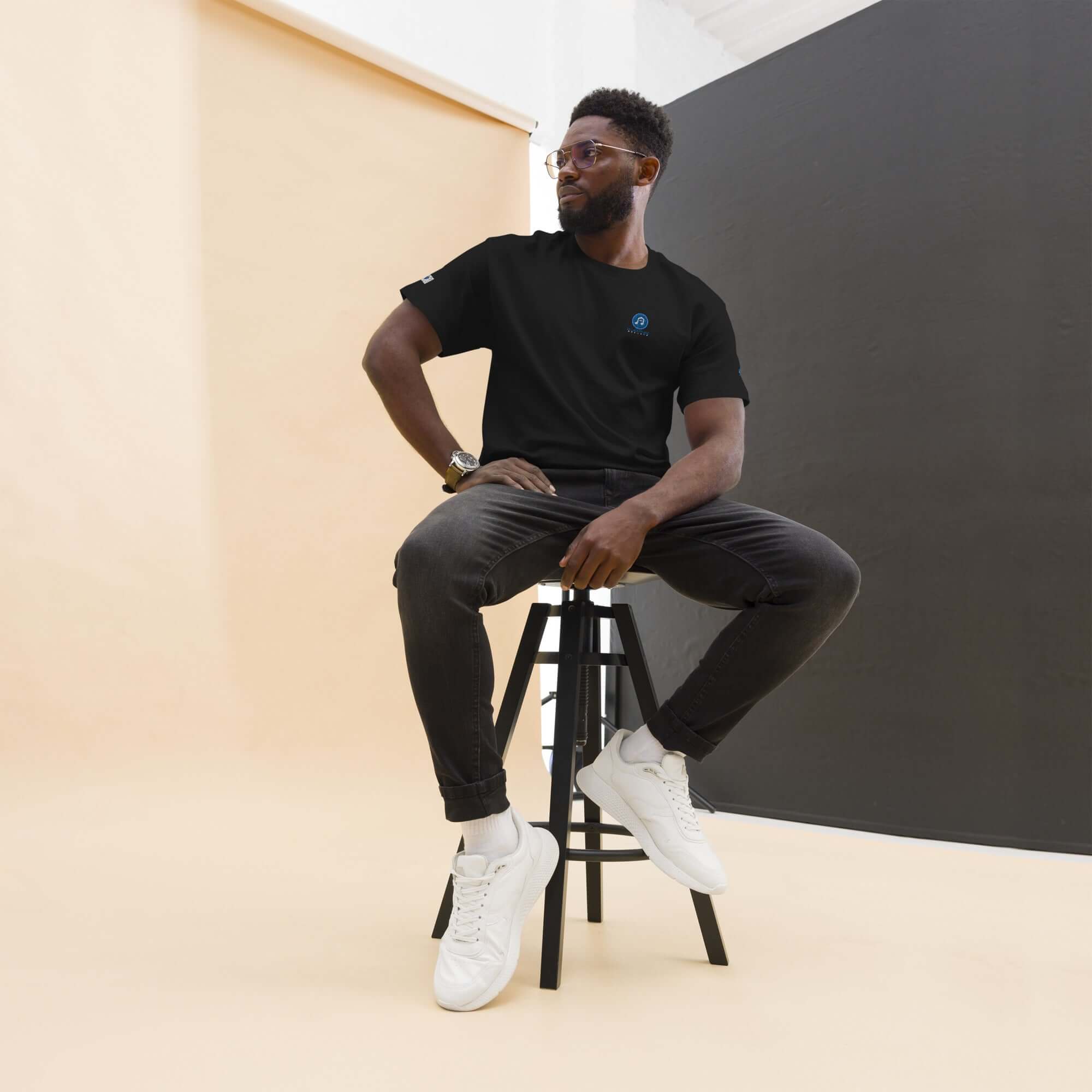 Men's classic tee in 100% cotton with sharp edges and layered streetwear style